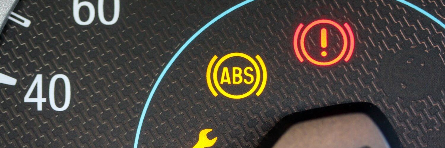 ABS lampje brandt: veilig doorrijden of direct stoppen?
